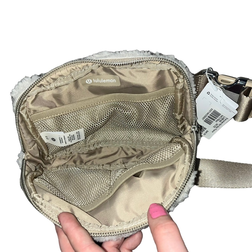 Lululemon everywhere belt bag tan fleece NWT
Price is firm - Picture 5 of 7